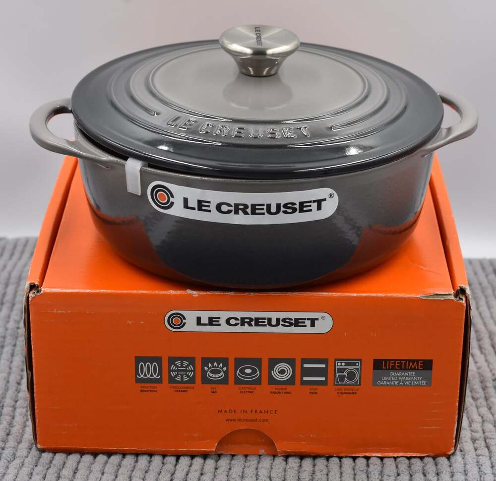 Le Creuset 2.75 Qt Round Dutch Oven Oyster Enameled Cast Iron Cocotte France NEW